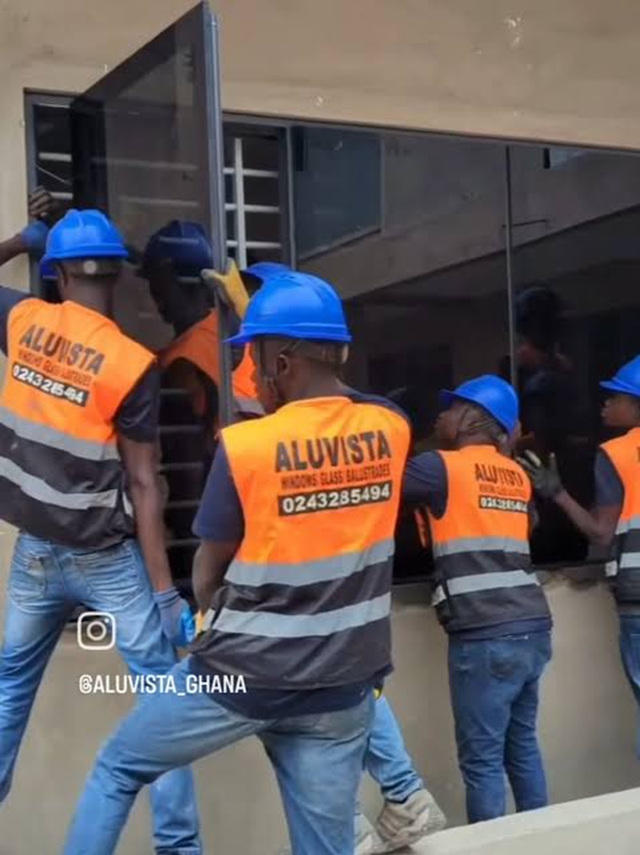 Aluvista installation team working on site